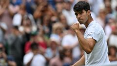 Carlos Alcaraz celebra su victoria ante Mark Lajal en Wimbledon.