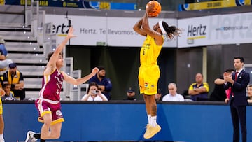 Andrew Albicy, del Dreamland Gran Canaria, lanza ante Rafa Villa, del Hiopos Lleida.