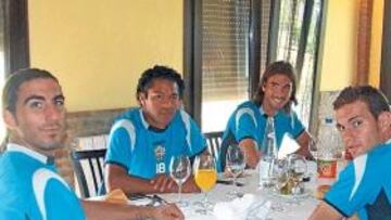 <b>MESA Y MANTEL. </b>Chico. A su izquierda Acasiete y Cisma. Enfrente de ellos David Rodríguez y Quillo.