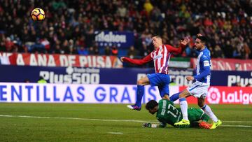 MADRID, SPAIN - FEBRUARY 04: Fernando Torres of Club Atletico de Madrid beats Iago Herrerin of CD Leganes to score his team's 2nd goal during the La Liga match between Club Atletico de Madrid and CD Leganes at Vicente Calderon Stadium on February 4, 2017 in Madrid, Spain. (Photo by Denis Doyle/Getty Images)