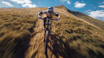 El piloto de MTB Gee Atherton montando a toda velocidad en una foto tipo barrido en un sendero de Gales (Reino Unido), durante la grabaci&oacute;n de su proyecto Ridgeline II, en agosto del 2022. 