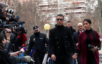 Cristiano Ronaldo volvió a Madrid para firmar el acuerdo con la fiscalía en el que acepta haber cometido cuatro delitos fiscales, y la condena de 18,8 millones de multa y 23 meses de prisión. No entrará en prisión por no tener antecedentes penales.