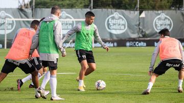 Lucas Olaza, con el bal&oacute;n, durante un entrenamiento del Celta en las instalaciones de A Madroa.