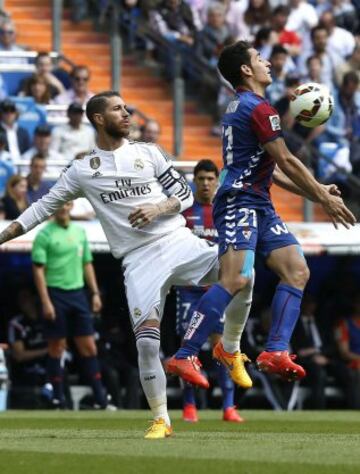 El delantero del Eibar Saúl Berjón controla el balón ante el defensa del Real Madrid Sergio Ramos, durante el partido de la trigésima primera jornada de liga de Primera División.