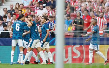 Los jugadores del Feyenoord celebrando el primer gol para su equipo.