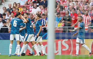 Los jugadores del Feyenoord celebrando el primer gol para su equipo.