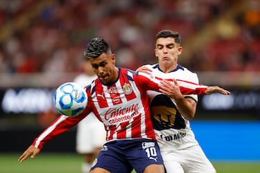 De la mano de Hormiga, Chivas viene de atrás y empata 2-2
