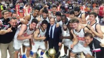 El Real Madrid celebra el campeonato j&uacute;nior de la Euroliga.