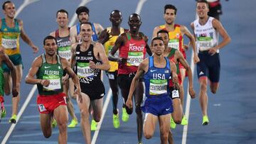 Matt Centrowitz (de azul) y David Bustos, por detr&aacute;s de amarillo y rojo.