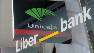 Doble exposición de los logotipos de las entidades Unicaja y Liberbank . EFE/Rodrigo Jiménez/Archivo
