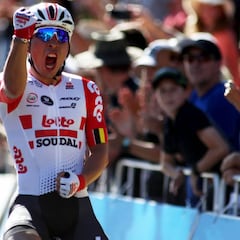 Ewan emerge en un esprint accidentado en Australia