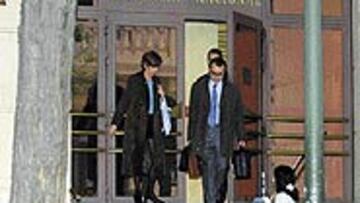 Sobre las ocho de la tarde abandona las instalaciones de la Audiencia el juez Juan del Olmo.