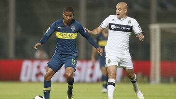 Wilmar Barrios ante la marca de Santiago Silva en el partido entre Boca Juniors y Gimnasia y Esgrima de La Plata por los octavos de final de la Copa Argentina