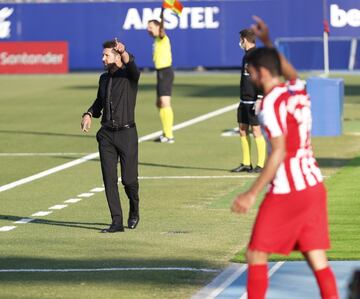 Simeone dirigiendo a sus jugadores desde la banda 
