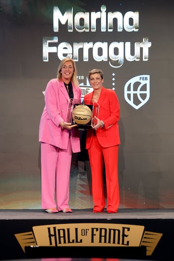 Marina Ferragut recibe el galardn de manos de Elisa Aguilar, presidenta de la Federacin Espa?ola de Baloncesto.
