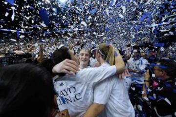 Las jugadoras de Minnesota Lynx celebran la victoria 