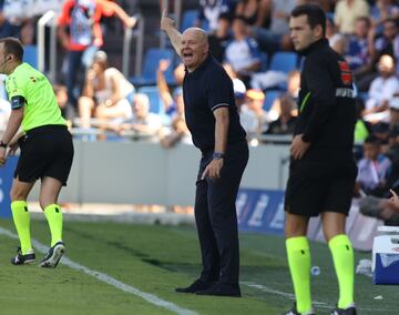 Pepe Mel, técnico del Tenerife, se desgañita contra el Sporting.