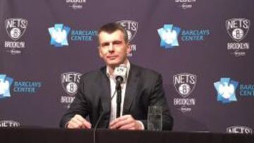 Mikhail Prokhorov atiende a los medios de comunicación antes del partido ante los Hawks.