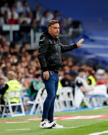 El entrenador del Celta, Calvalhal, da instrucciones en la banda.