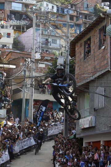 Los mejores exponentes del downhill recorrieron las calles de varios barrios de la comuna trece de Medellín. Con el evento se buscaba que el recorrido de 2260 metros se convierta en un nuevo récord mundial. Los Récord Guiness enviaron dos representantes para avalarlo. Uno de los participantes fue el mejor de la modalidad, el estadounidense Nicholi Rogatkin.