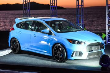 En la Región de la Araucanía Ford presentó por primera vez en Chile el Focus RS. Desde la línea de performance de la marca llega con un motor de 2.3 litros y 350 hp de potencia.
La presentación se llevó a cabo en Pucón y luego se realizó una prueba del vehículo en el autódromo Interlomas de Temuco.