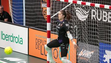 Ana Eliza realizando una parada con el CD Burela FS.