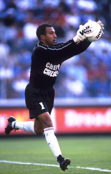 Tras la salida del arquero Norberto Scoponi, titular del Cruz Azul en aquel momento, Óscar se hizo de la titularidad con la ‘Máquina’ en el torneo Invierno 1997.