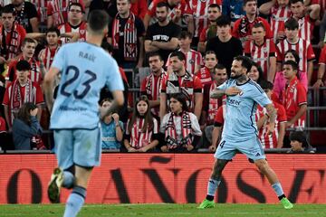 
Está de dulce. Atraviesa por uno de sus mejores momentos y el gol al Athletic no fue más que otro nuevo ejemplo. Aprovechó un error de Berenguer para coger la pelota y emprender una galopada que finalizó con una volea. Velocidad y definición. Un peligro constante.
