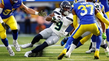 INGLEWOOD, CALIFORNIA - NOVEMBER 19: Kenneth Walker III #9 of the Seattle Seahawks runs the ball in the game against the Los Angeles Rams during the first quarter at SoFi Stadium on November 19, 2023 in Inglewood, California.   Ronald Martinez/Getty Images/AFP (Photo by RONALD MARTINEZ / GETTY IMAGES NORTH AMERICA / Getty Images via AFP)