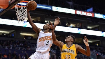 Brandon Knight anota ante la defensa de Myles Turner.