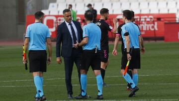 Jos&eacute; Gomes dialogando con el equipo arbitral tras terminar el partido,.