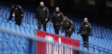 Vigilantes revisan las gradas del estadio Vicente Calderón, en Madrid, antes del partido de la decimoquinta jornada de Liga de Primera División entre el Atlético de Madrid y el Villarreal, con medidas de seguridad para controlar el acceso de pancartas y lemas del Frente Atlético.