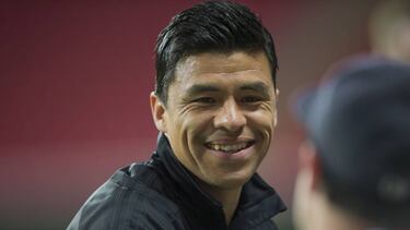 Gonzalo Pineda levanta la mano para dirigir a los Pumas