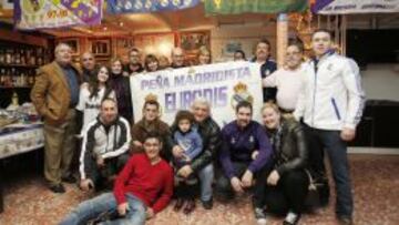 Los aficionados blancos lucen sus colores en el local de la peña de Picanya.