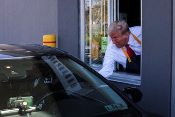 "Durante mucho tiempo, ella ha estado hablando de su experiencia en McDonald's: 'trabajé en McDonald's haciendo papas fritas, hacía mucho calor'", imitó Trump a Kamala, entre burlas. 