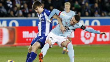 El defensa del Deportivo Alav&eacute;s Mart&iacute;n Agirregabiria protege el bal&oacute;n ante Iago Aspas.