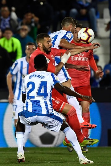 Karim Benzema con Kenneth Omeruo.