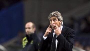 El entrenador chileno del Málaga, Manuel Pellegrini da instrucciones a sus jugadores contra el Oporto durante el partido de ida correspondiente a los octavos de final de la Liga de Campeones.