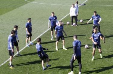 Gran ambiente entre los jugadores del Real Madrid durante el entrenamiento.