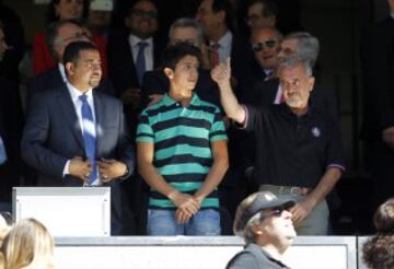 El refugiado sirio Osama Abdul Mohsen junto a su hijo Mohamed  en el palco.