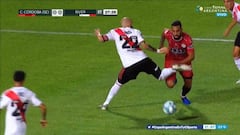 Antes del primer gol de River, Central Córdoba reclamó penal de Pinola