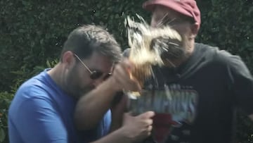 Dos clientes de un pub chocan y vuelan sus cervezas por los aires.