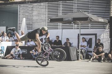 Es una de las disciplinas deportivas con más cartel del festival. Riders de BMX que "bailan" al ritmo de la música venidos de todas partes, con campeones de Europa y del mundo. Se disputa entre el Dirt Jump y Gallos. 