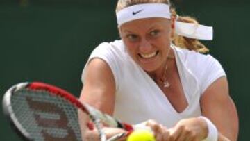 Petra Kvitova devuelve la bola en el partido ante Carla Suárez.