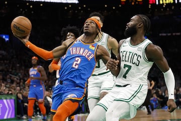 Shai (24) frente a Jaylen Brown (Boston Celtics)