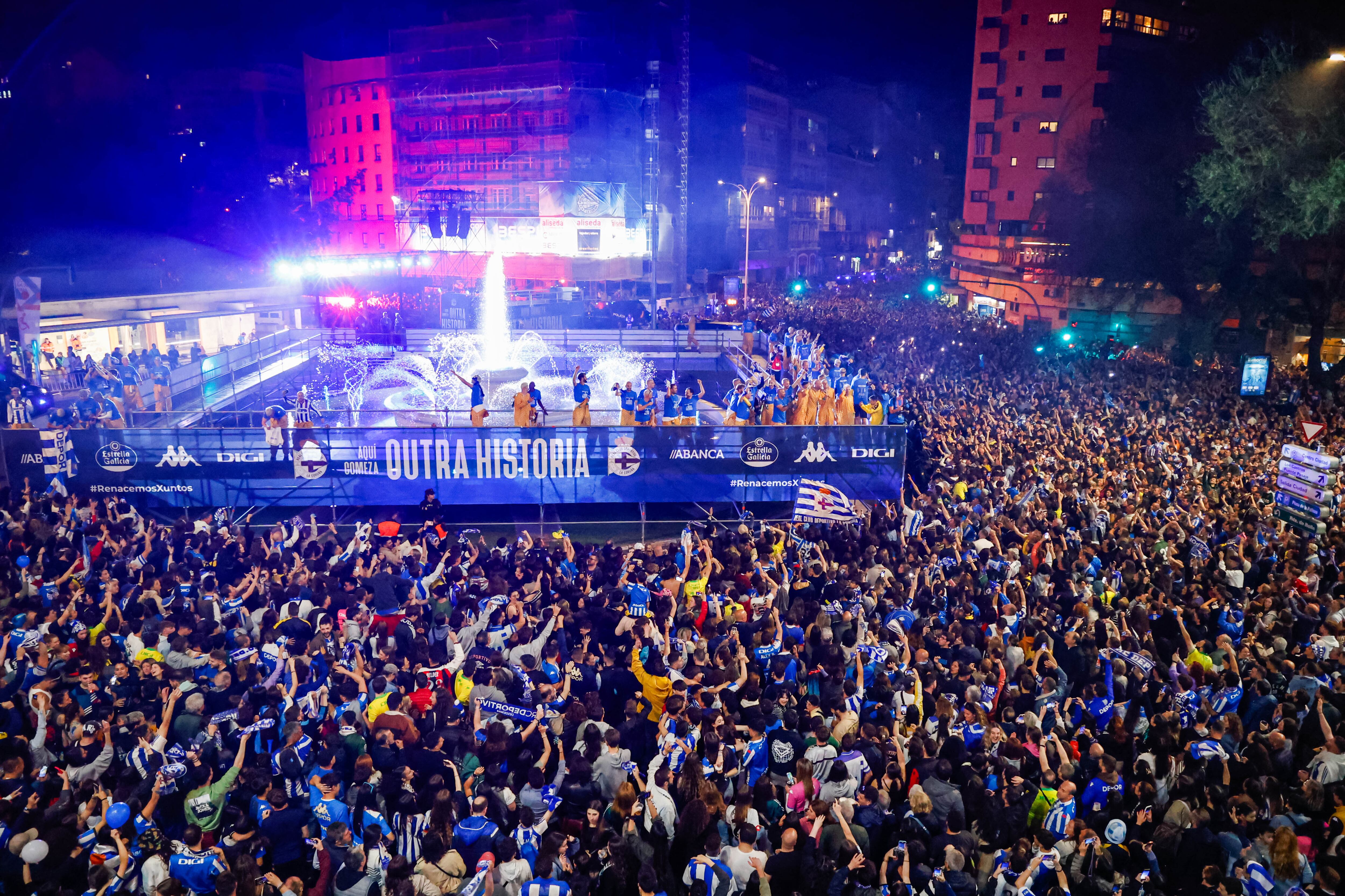 El Deportivo ,celebrando el ascenso en Cuatro Caminos con la afición.