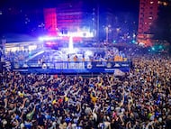 El Deportivo ,celebrando el ascenso en Cuatro Caminos con la afición.