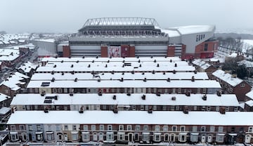 Anfield cubierto de nieve antes del partido de la Premier League entre el Liverpool FC y el Manchester United FC.