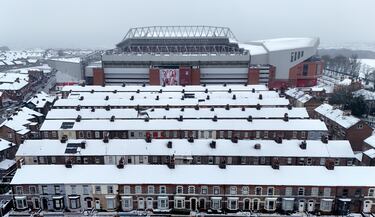 Anfield cubierto de nieve antes del partido de la Premier League entre el Liverpool FC y el Manchester United FC.