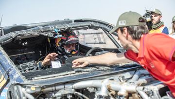 Carlos Sainz al término de la 48 horas del Dakar con el Ford destrozado.